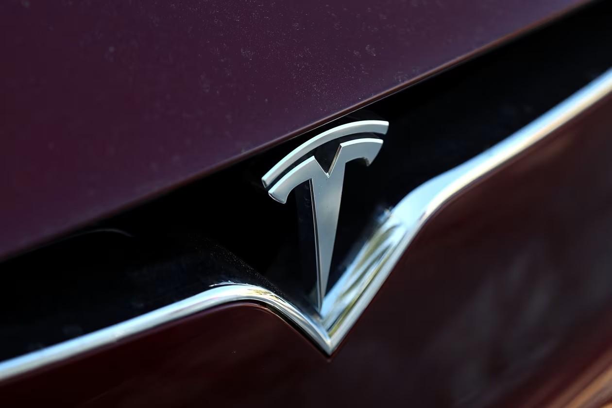特斯拉 (TSLA) 股价下跌 10%，投资者抛售股票，反对马斯克 1 万亿美元的薪酬计划