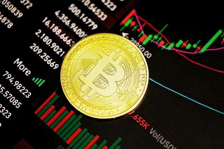 比特币会跌至 8 万美元 分析师警告称，比特币或将自由落体式下跌，抹去 2026 年的涨幅。