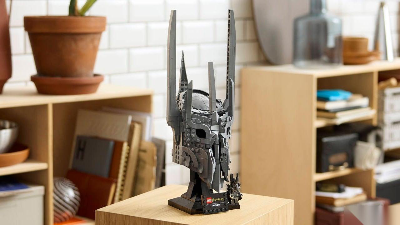我们打造了 LEGO The Lord of the Rings: Sauron's Helmet 一件充满威慑力的展示品